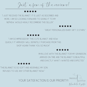 Pu&ograve; includere: Uno sfondo blu con testo bianco che recita "Just a few of the reviews!" e include recensioni a cinque stelle da parte dei clienti su una copertina per neonati personalizzata. Il testo include frasi come "Ottimo regalo personalizzato per neonati", "Sono innamorata di questa copertina" e "Questa copertina &egrave; cos&igrave; morbida e adorabile". Il testo include anche la frase "La tua soddisfazione &egrave; la nostra priorit&agrave;!" con le parole "Snuggle & Stitch" e "Blanketo & Gifto" sotto.