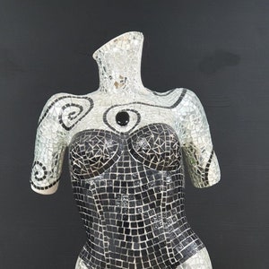 MIRROR BUST