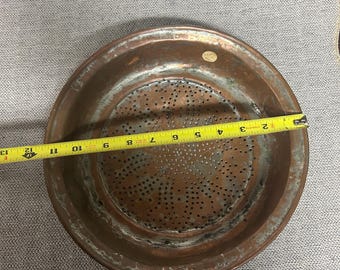 2 antike Küchensiebe mit hängenden Messingringgriffen, 14 "und 11 'mit einer 9 ""Geleeform aus Kupfer."