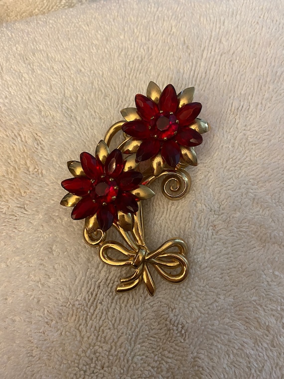 Ruby Red vintage flower brooch in goldtone