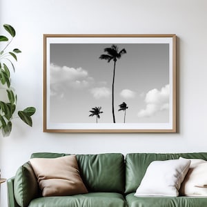 Schwarzweiß Palmen Print: Tropisches Haus am Strand Fotografie