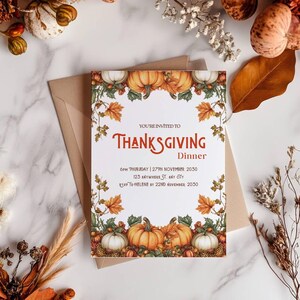 Può includere: Invito per la cena del Ringraziamento con sfondo bianco, con zucche, foglie e la scritta "Thanksgiving Dinner". L'invito è circondato da decorazioni a tema autunnale, tra cui foglie secche e zucche.