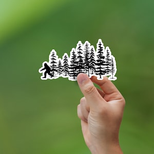 Calcomanía: Etiqueta engomada de la ventana Bigfoot Etiqueta engomada de Sasquatch Escondido en el bosque