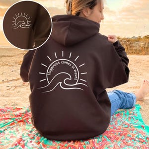 Meereswelle Hoodie, Glück kommt in Wellen, Geschenk für Strandliebhaber, Sommer Sweatshirt, Ocean Sweatshirt, Nur gute Stimmung, Self Care Sweatshirt