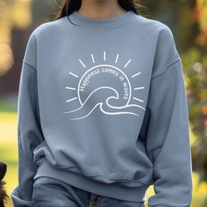 Meereswelle Rundhalsausschnitt, Glück kommt in Wellen, Geschenk für Strandliebhaber, Sommer Sweatshirt, Ocean Sweatshirt, Gute Stimmung nur, Self Care Sweatshirt