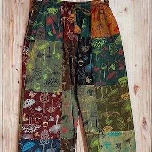 Sarouel bohème unisexe en patchwork de champignons : pantalon de festival en coton délavé
