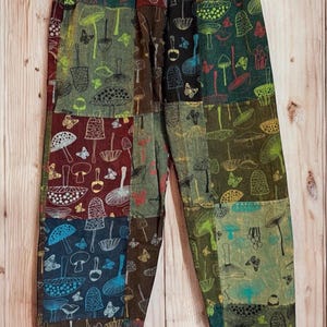 Pantalones harén unisex bohemios con patchwork de hongos: pantalones de festival de algodón lavado a la piedra