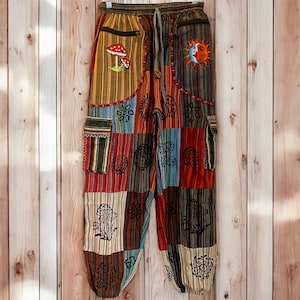 手作りのキノコと天体刺繍のパッチワークパンツ：オーガニックコットンのヒッピーフェスティバルスタイルジョガーパンツ