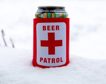 Beer Patrol Koozie | Ski House-spel | Afterski-mugghållare | Rolig skidgåva | Bartillbehör i bergsstuga | Koozie i Ski Patrol-stil