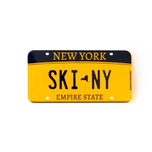 Ski NY - Naklejka na tablicę rejestracyjną w Nowym Jorku | | Prezent dla narciarza | Ski Maine | Miłośnik nart | Podróże NY | Nowość Prezent narciarski | Uwielbiam jeździć na nartach