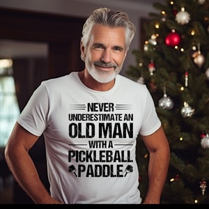 Ne sous-estimez jamais un vieil homme avec une pagaie de pickleball T-shirt vintage drôle, idée cadeau d'anniversaire de Noël classique pour mari papa motard