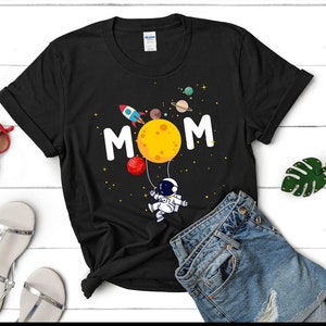 Linda camiseta astronauta mamá en el espacio sudadera con capucha Camisas de apreciación de la madre para niño o niña mamá que está obsesionada con el sistema solar