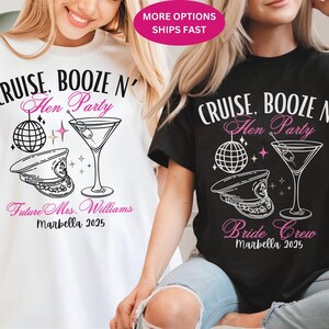 Op de afbeelding: Twee witte en zwarte T-shirts met een grafisch ontwerp van een martini-glas, een discobal en een kapiteinsmuts. De tekst op de shirts luidt "Cruise. Booze N' Hen Party" en "Bride Crew".