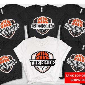 Puede incluir: Camisetas negras y blancas con un gráfico de baloncesto y el texto "BRIDE SQUAD". También se ve una camiseta blanca con el texto "THE BRIDE" y un gráfico de baloncesto. Las camisetas son para una despedida de soltera.