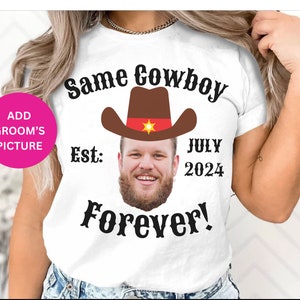 Può includere: Maglietta bianca con il testo "Same Cowboy Est: July 2024 Forever!" Un cappello da cowboy marrone con una fascia rossa e una stella dorata è sopra il viso di un uomo. Il testo "Add Groom's Picture" è in un cerchio rosa.