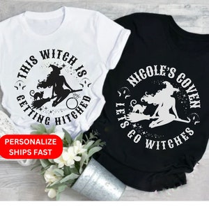Peut inclure: Deux t-shirts noirs et blancs avec un graphique de sorcière et de chat. Le t-shirt blanc dit "This Witch is Getting Hitched" et le t-shirt noir dit "Nicole's Coven Let's Go Witches".