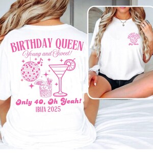 Può includere: Maglietta bianca con testo rosa che recita "Birthday Queen Young and Sweet!" e "Only 40, Oh Yeah! Ibiza 2025". Il design include anche una palla da discoteca, un bicchiere da cocktail e stelle.