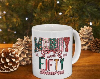 Fröhliche und Fünfzigjährige Kaffeetassen als Geschenk zum 50. Geburtstag – mit Namen und Geburtsjahr bedruckbar – Weihnachts- oder Geburtstagsgeschenk für Mama oder Freundin – Wintergeschenk zum 50.