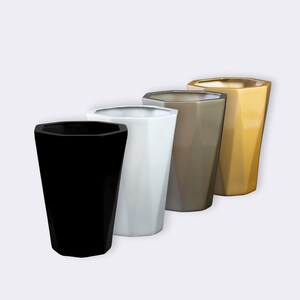 Può includere: Quattro vasi geometrici in nero, bianco, marrone e oro. I vasi sono realizzati in un materiale liscio e lucido e hanno una forma esagonale.