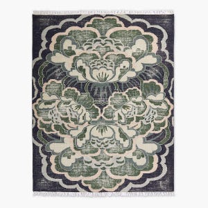 Peut inclure: Un tapis rectangulaire avec un grand motif floral. Le tapis présente un fond bleu marine foncé avec un motif central de fleurs stylisées dans des tons de vert, crème et rose pâle. Les bords sont ornés d'une frange.