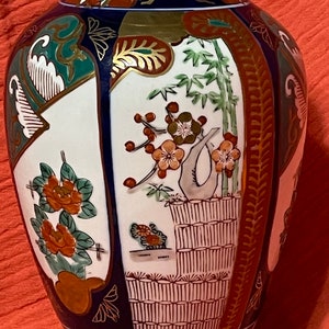 Vintage 9-1/2&quot; &quot;Gold Imari Hand Painted Porcelain Decorative Vase&quot; with beautiful Bold Floral detailed design
