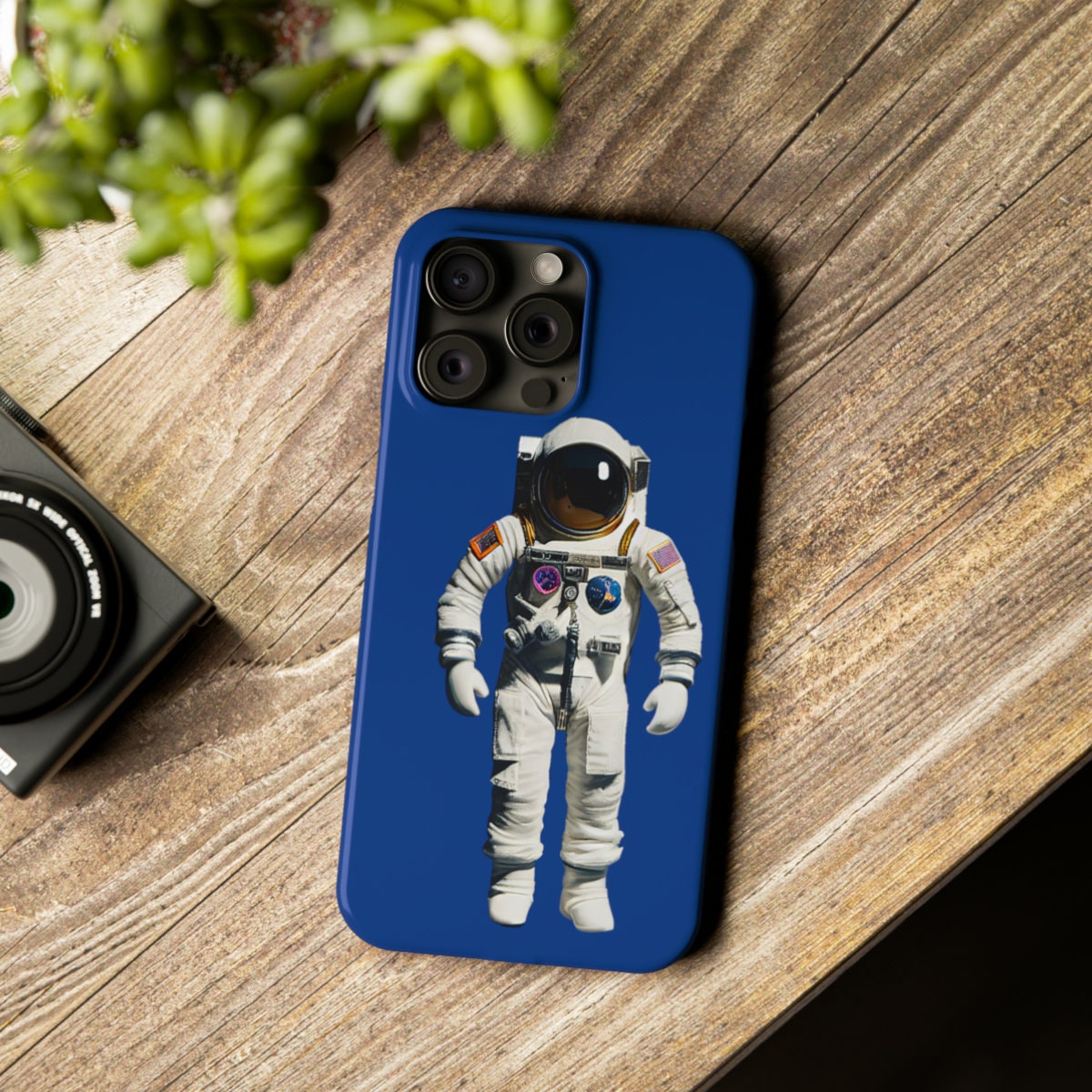 Astronaut Hidden Stand Case Cover for Samsung Galaxy S22 Ultra, Cute 6D  Plating Astronaut Phone Case Folding Bracket with Astronaut Key Chain  (Black