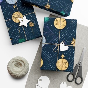 Incantevole collezione di vacanze mistiche - Carta da regalo con simboli psichici ed eleganza tradizionale