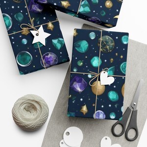 Incantevole collezione di vacanze mistiche - Carta da regalo con simboli psichici ed eleganza tradizionale