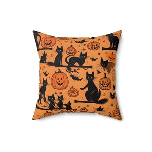 Almohada de gato negro - elegante decoración de otoño - gato negro con almohada de calabaza - encanto acogedor imagen 2