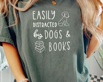 Camiseta Vintage Comfort Colors® "Fácilmente distraído por perros y libros" / Camiseta para amantes de la lectura / Regalo acogedor retro para ratones de biblioteca