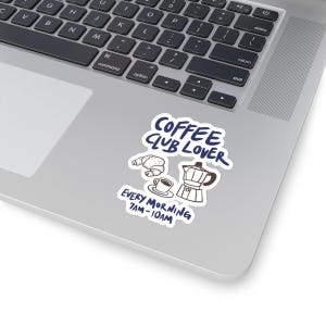 Könnte beinhalten: Ein weißer Aufkleber mit einer blauen und braunen Illustration einer Kaffeekanne, einer Tasse Kaffee und einem Croissant. Der Text "Coffee Club Lover" und "Every Morning 7AM-10AM" ist in blau geschrieben.