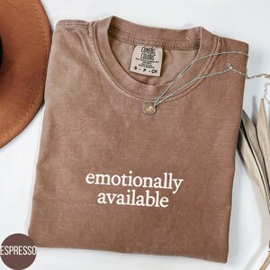 Comfort Colors® エモーショナルアベイラブルシャツ、ミニマリストステートメントTシャツ、ヴィンテージウォッシュドコットンTシャツ、ソフトユニセックスグラフィックトップ