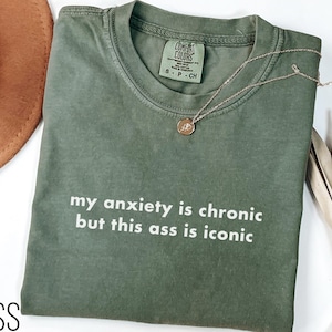 Camiseta divertida "La ansiedad es crónica, pero este trasero es icónico" de Comfort Colors®, camiseta gráfica, camiseta sarcástica, camiseta humorística, concienciación sobre la salud mental