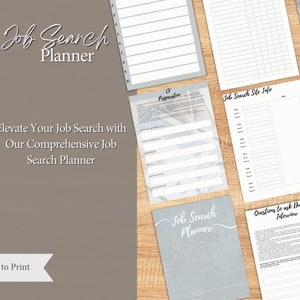 Può includere: Un planner di ricerca di lavoro stampabile con uno schema di colori grigio e bianco. Il planner include sezioni per la preparazione del CV, informazioni sul sito di ricerca di lavoro e domande da porre durante un colloquio. Il testo "Job Search Planner" è scritto in corsivo.