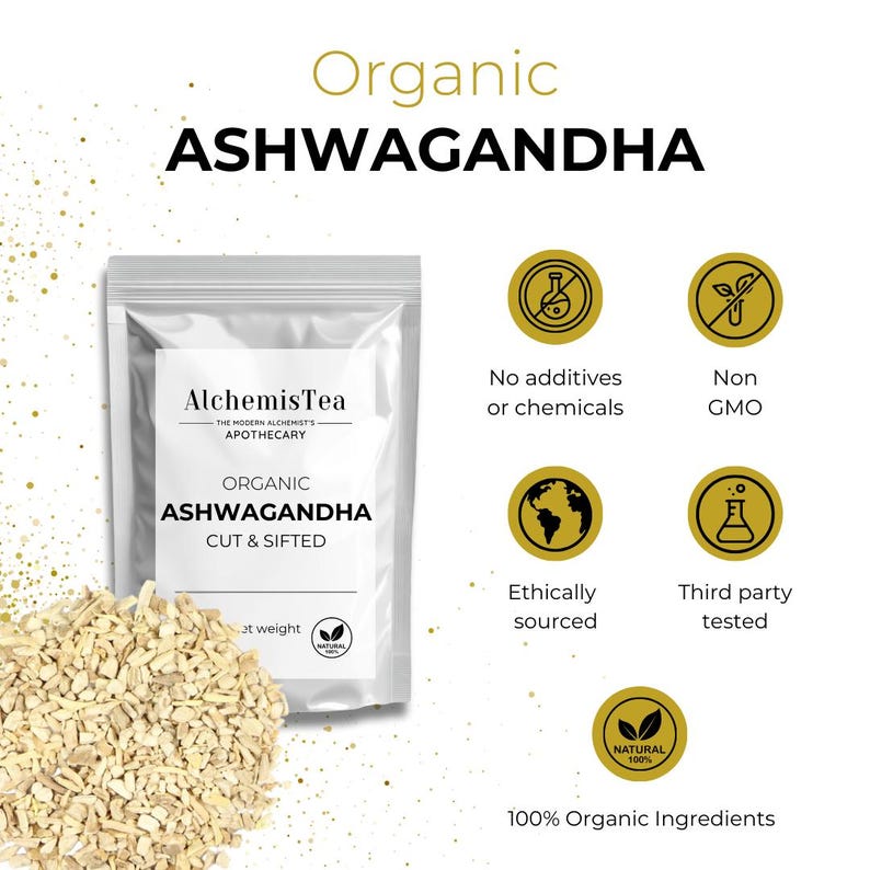 Może przedstawiać: Biały woreczek z tekstem "AlchemisTea" i "Organic Ashwagandha Cut & Sifted". Woreczek leży na stercie jasnobrązowych, suszonych, posiekanych korzeni. Obrazek zawiera r&oacute;wnież ikony wskazujące, że produkt jest nie-GMO, pochodzi z etycznego źr&oacute;dła, został przetestowany przez niezależne laboratorium i jest wykonany w 100% z organicznych składnik&oacute;w.