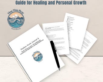 Op de afbeelding: Een witte spiraalgebonden journal getiteld "Shadow Work Journal & Self-Discovery Workbook" met het Moo Moo Bear-logo. De journal is open met losse pagina's en een zwarte pen. De tekst luidt "The Mindful Recovery Journal: A Creative Guide for Healing and Personal Growth."