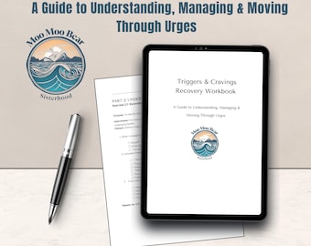 Op de afbeelding: Een werkboek getiteld "Triggers & Cravings Recovery Workbook" met een gids voor het begrijpen, beheren en overwinnen van verlangens. De afbeelding bevat een pen, een afgedrukt werkblad en een tablet met de omslag van het werkboek.