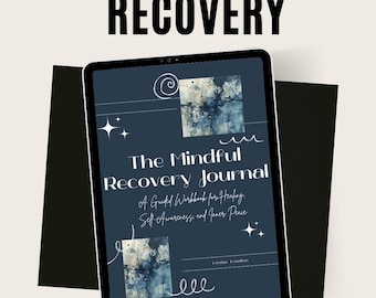 Op de afbeelding: Een digitale tablet toont "MINDFUL RECOVERY" in vette zwarte tekst. Het scherm toont "The Mindful Recovery Journal" met tekst over genezing, zelfbewustzijn en innerlijke vrede. De tablet staat tegen een lichte achtergrond met zwarte accenten.
