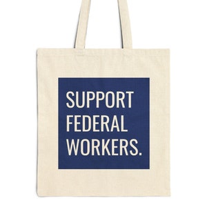 Puede incluir: Una bolsa de tela beige con un cuadrado azul que dice "SUPPORT FEDERAL WORKERS."