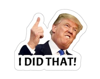 Könnte beinhalten: Ein Aufkleber mit einem Foto eines Mannes mit blonden Haaren, der mit dem Finger nach oben zeigt und einen ernsten Ausdruck hat. Der Text "I DID THAT!" ist unter dem Foto gedruckt.