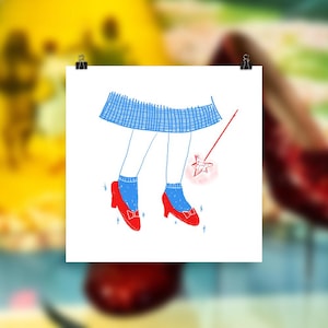 Peut inclure: Illustration d'une jupe à carreaux bleue, de chaussettes bleues et de chaussures rouges avec des nœuds. Une baguette rouge avec une étoile est dans l'image. L'œuvre est fixée à une surface avec une pince noire.