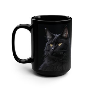 以下が含まれることがあります： 黒いセラミック製のコーヒーカップ。前面に黄色の目をした黒い猫がプリントされています。