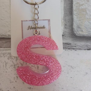 Llavero con letras de resina hecho a mano