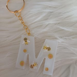 Llavero de resina con forma de abejorro hecho a mano