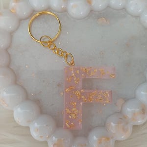 Llavero con letras de resina hecho a mano