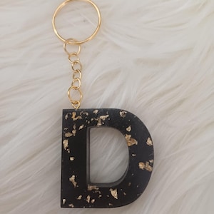 Llavero con letras de resina hecho a mano