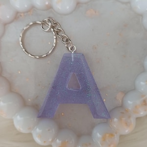 Llavero con letras de resina hecho a mano