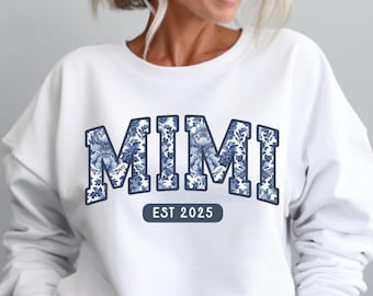 Blue Toile Floral Mimi Sweatshirt, Mimi est 2025 shirt, Pregnancy reveal Mimi shirt, Mimi Sweater, Pregnancy announcement gift, Mimi gift