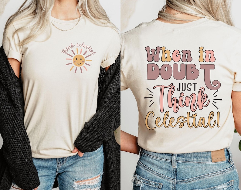 Puede incluir: Una camiseta de color crema con el texto "When in doubt, just think celestial!" en la parte posterior y un sol con una cara sonriente y el texto "Think celestial" en la parte delantera.