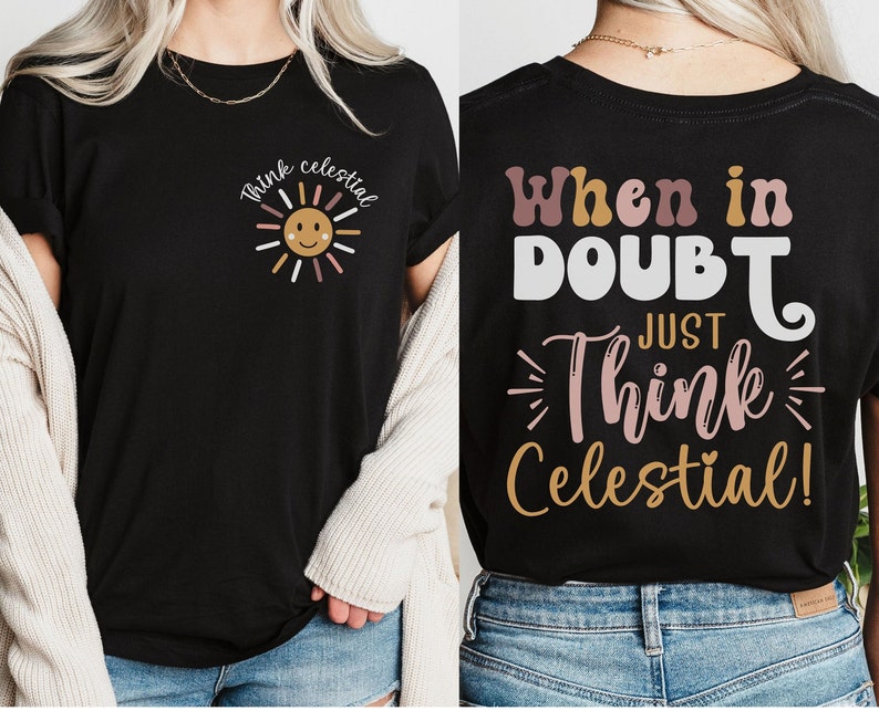 Puede incluir: Camiseta negra con un gr&aacute;fico de sol y el texto "Think Celestial" en la parte delantera. La parte posterior de la camiseta tiene el texto "When in Doubt Just Think Celestial!"